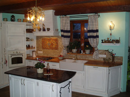 Rustikální kuchyň bílá patina