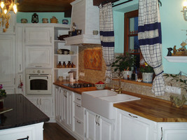 Rustikální kuchyň bílá patina